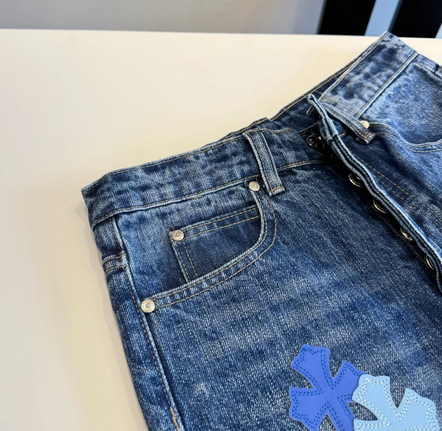 P270 Style number: D423 Chrome hearts CH new bootcut dark blue classic cross-fit leather jeans Size: s-XXL (28 30 32 34 36) Color: washed dark blue Size reference 28 trouser length 100 waist circumference 72 30 trouser length 101 waist circumference 76 32 trouser length 103 waist circumference 80 34 trouser length 104 waist circumference 84 36 pants length 106 waist 88